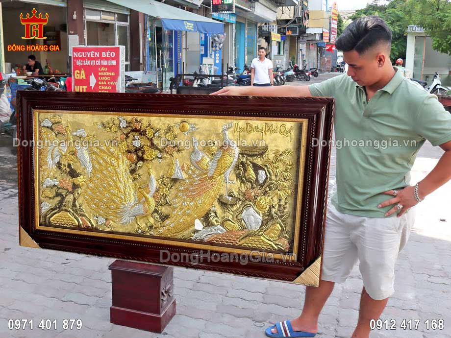 Từng họa tiết trên tranh được chạm khắc tỉ mỉ và tinh xảo